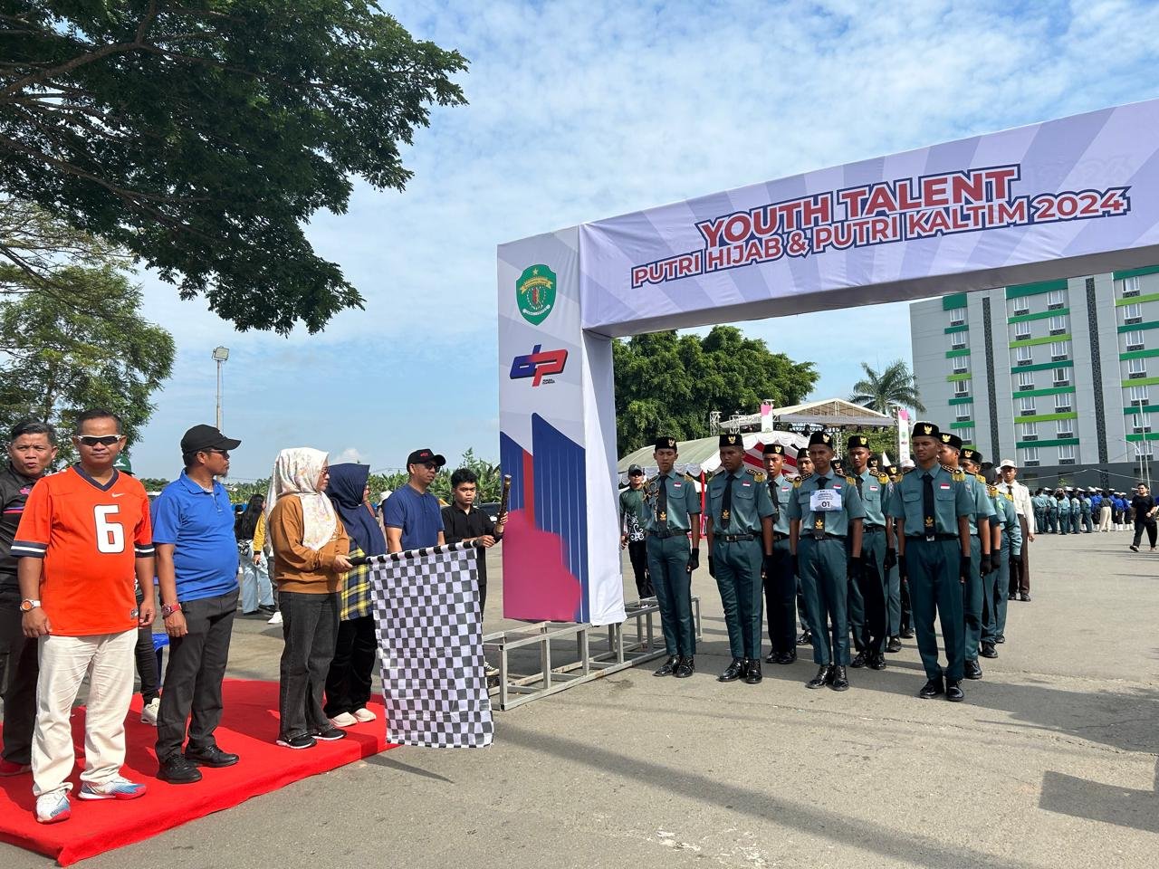 Plh Kepala Dispora Kaltim, Sri Wartini kibarkan bendera Start Lomba Gerak Jalan Kirab Pemuda Beregu, Sabtu (26/10/2024).